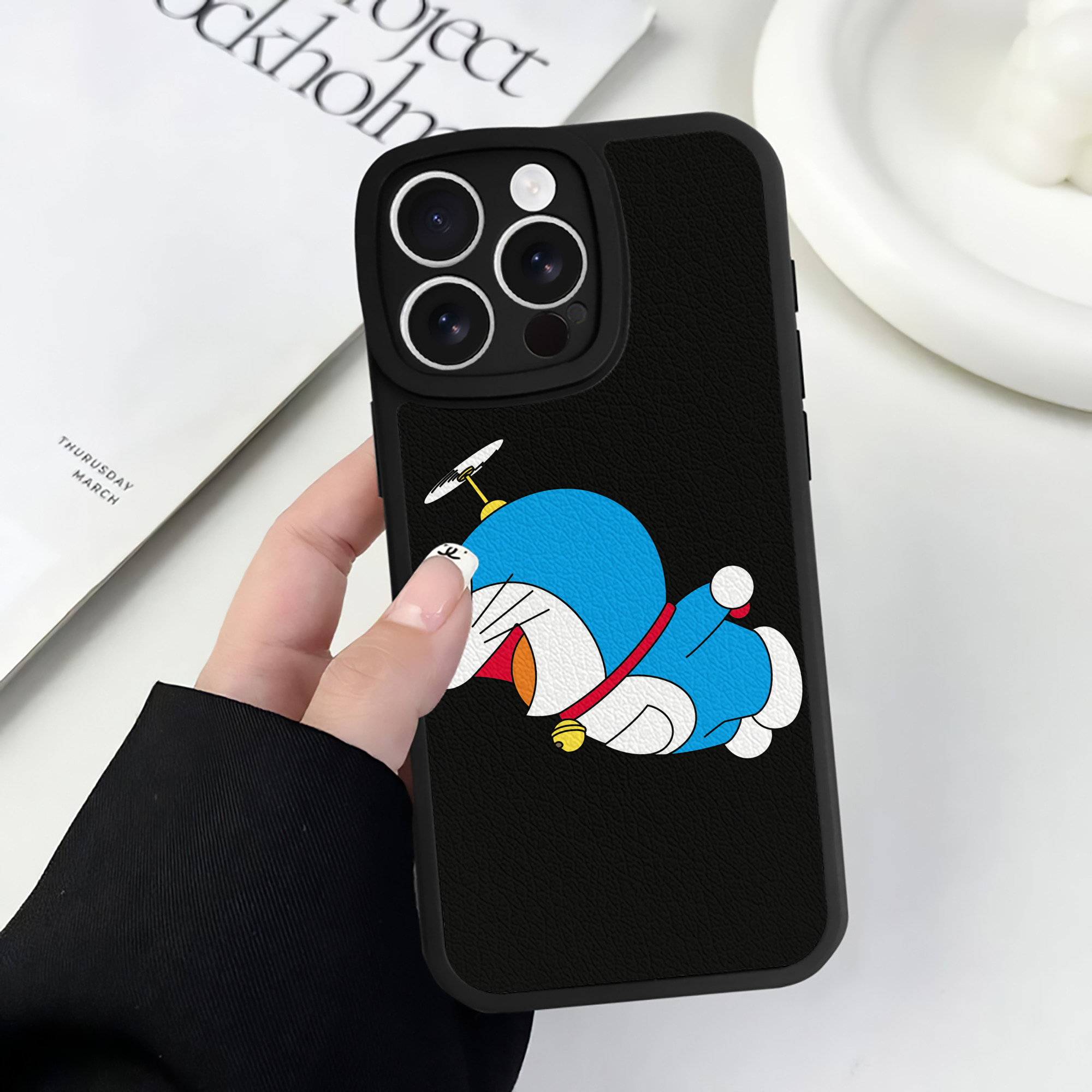 （画像用） ドラえもん Doraemon 【iPhone 16シリーズ対応】シリコンスマホケース（レザー調） 材質：シリコン